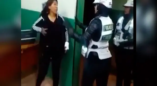 Mujer ebria golpea a su esposo y luego ataca a dos agentes en la comisaría en Arequipa