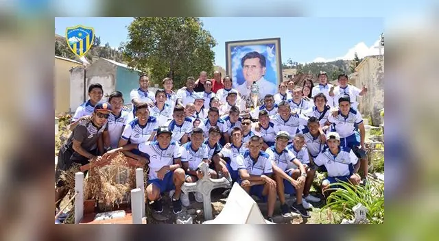 la plantilla en pleno en cementerio. FOTO: FACEBOOK Sport Rosario