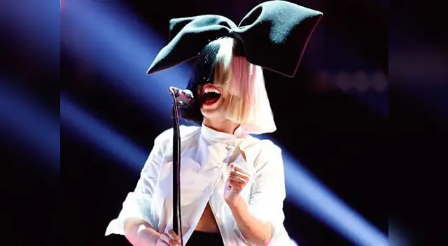 Se dejó ver sin peluca y luciendo bikini