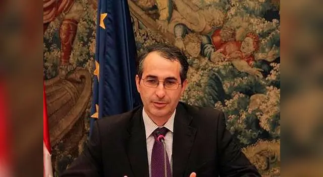 Rector acusado de plagio