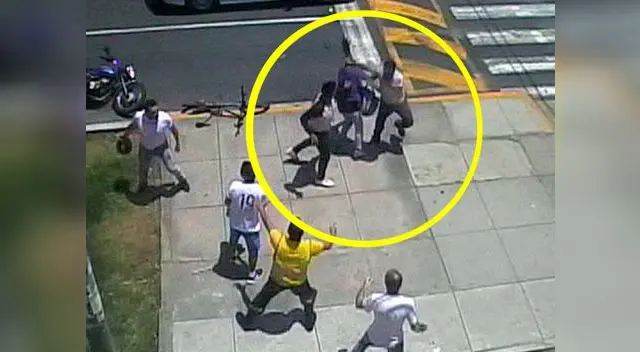 Mujer recibió un fuerte golpe en la cabeza y quedó tendida