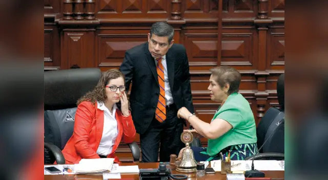 Legisladora Bartra trata de justificar excesivas compras en el parlamento Legisladora Bartra trata de justificar excesivas compras en el parlamento