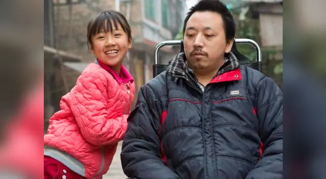 La menor ayuda y acompaña a todas partes a su padre