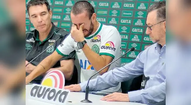 Ruschel no pudo contener las lágrimas recordando el accidente del avión que les quitó la vida a casi todos sus compañeros en Colombia y del cual él es uno de los pocos sobrevivientes