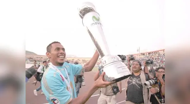 Lobatón levanta la Copa una vez más