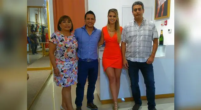 Los flamantes novios junto a sus respectivos progenitores Los flamantes novios junto a sus respectivos progenitores