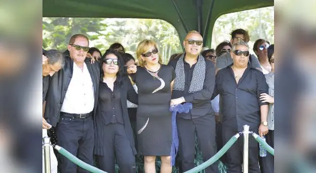 Carlos Cacho con su familia en el último adiós a su madre