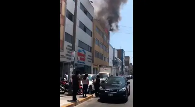 Se incendia un local donde realizan tapicerías y fabrican muebles en La Victoria Se incendia un local donde realizan tapicerías y fabrican muebles en La Victoria