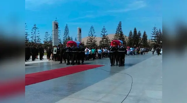 Como héroes despiden a dos de los policías fallecidos 