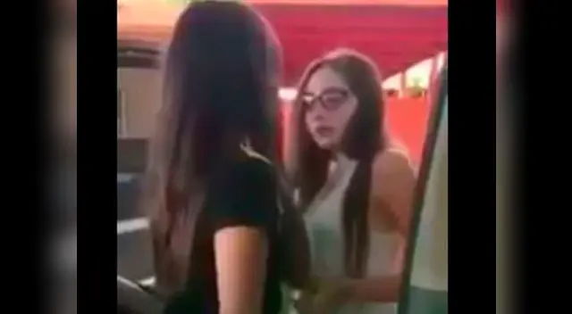 La joven la levantó de inmediato y arremetió contra ella