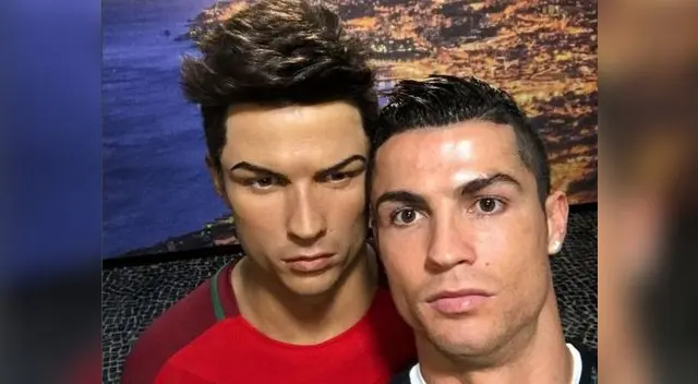 Cristiano Ronaldo con su estatua de cera