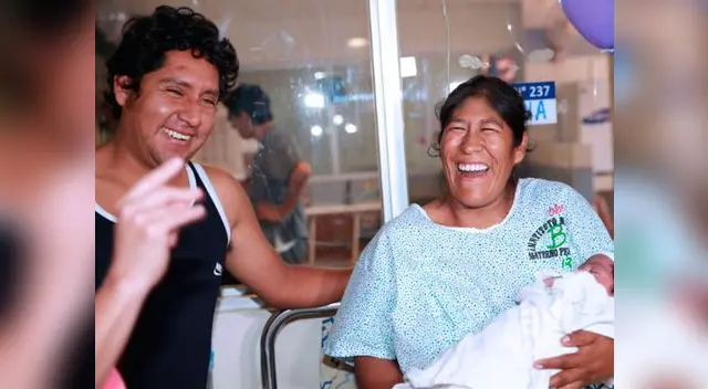 María Puma junto a su retoño y su esposo