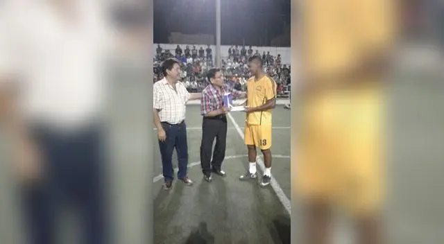 Evez Chávez del Sport Huancayo recibe emocionado premiación. FOTO:Fidel Valenzuela