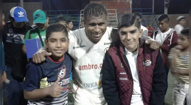 José "Tierra" Mendoza fue asediado por los hinchas en Pisco