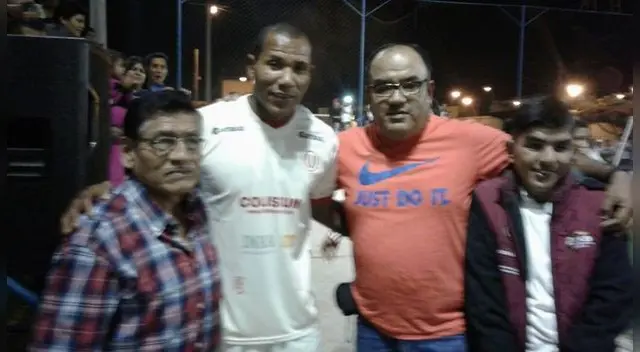 Jhon Galliquio junto su formador Fidel Valenzuela Vera (primero izquierda) Jhon Galliquio junto su formador Fidel Valenzuela Vera (primero izquierda)