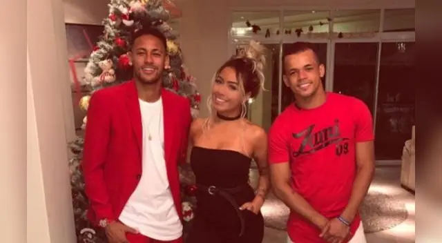 Neymar posa feliz con su familia en Brasil