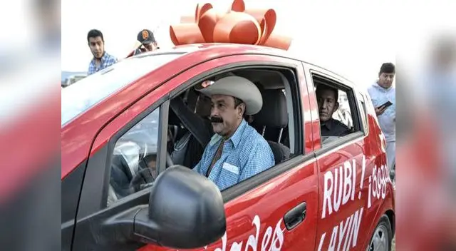 Polémico alcalde le regaló coche a Ruby Ibarra Polémico alcalde le regaló coche a Ruby Ibarra