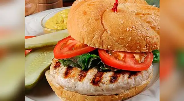 Hamburguesa de pavo con ensalada