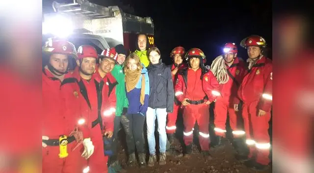 Los bomberos con los extranjeros rescatados