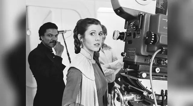 Actriz no tenía ni veinte años cuando aceptó ser la princesa Leia, papel que la hizo famosa
