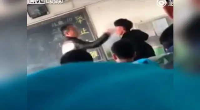 Humillante castigo de profesor a alumno que llegó tarde a clases