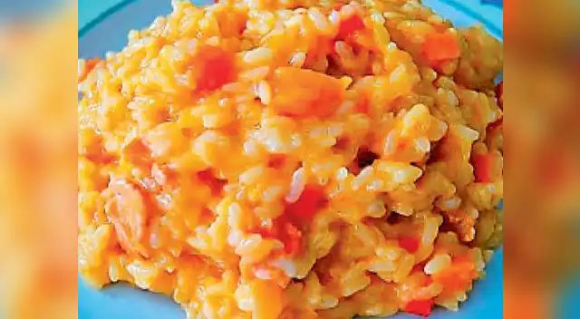 Sumergir el tomate en agua hirviendo 1’ y después en agua fría, para pelarlo más fácilmente