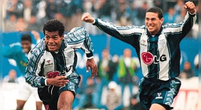 Baylón celebra su último gol, el que le anotó a Cristal