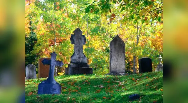  Fantasma aparece en cementerio y asusta a los turistas