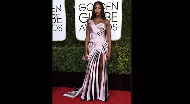 Naomi Campbell esta elegantemente vestida gracias a Versace