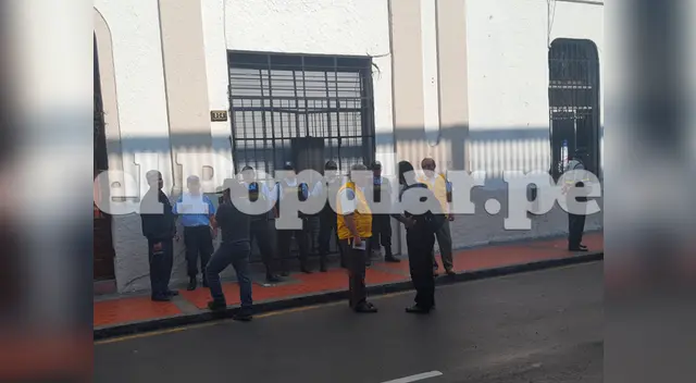 Los policías se encuentran en el lugar haciendo las investigaciones Los policías se encuentran en el lugar haciendo las investigaciones