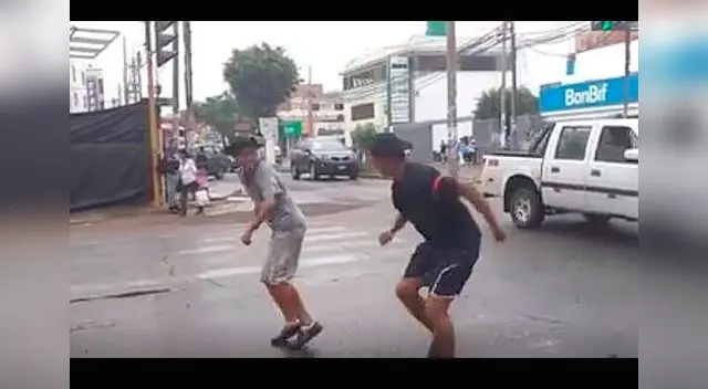 Talentosos muchachos bailan bajo la lluvia Talentosos muchachos bailan bajo la lluvia