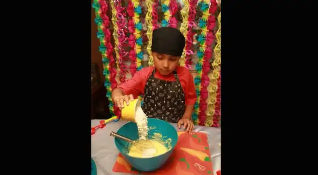 Mezcla el huevo, la mantequilla, la leche condensada y el azúcar. Mezcla el huevo, la mantequilla, la leche condensada y el azúcar.