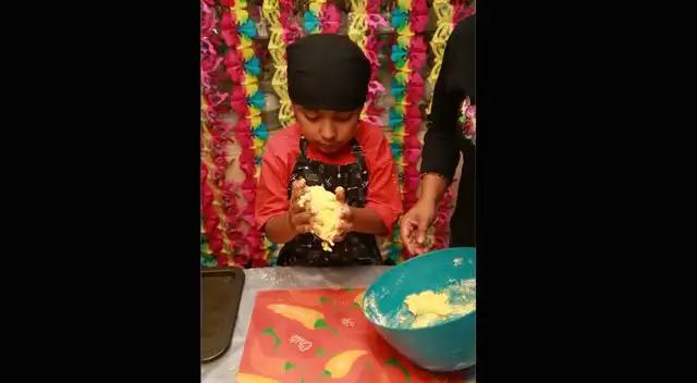 Comienza a forma bolitas del tamaño que desees Comienza a forma bolitas del tamaño que desees