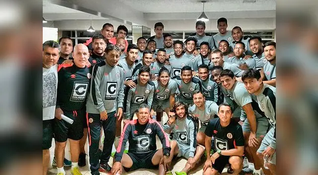 La foto del recuerdo de Polo y sus ahora ex compañeros de la “U”