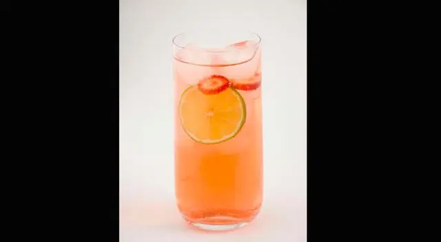 Prepara en casa este refrescante chilcano de fresa