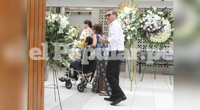 Estuvo fuerte y pendiente en todo en el velorio de su padre Estuvo fuerte y pendiente en todo en el velorio de su padre