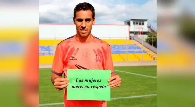 Carlos Orejuela portando un cartel en su apoyo a las mujeres Carlos Orejuela portando un cartel en su apoyo a las mujeres