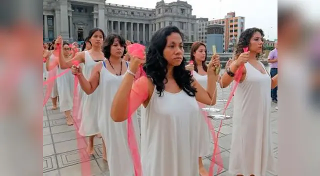 Mujeres realizaron performance para reclamar por sus derechos