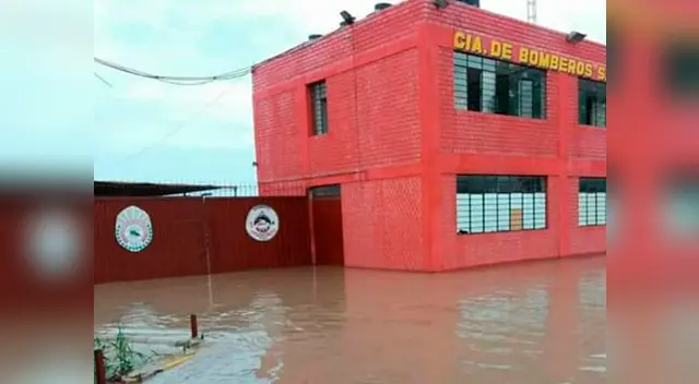 La sede de los bomberos está inundada por completo La sede de los bomberos está inundada por completo
