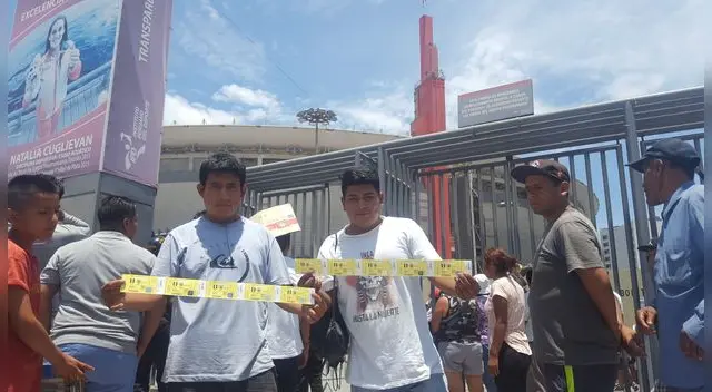 Miles de hinchas llegaron al Estadio Nacional para comprar entradas