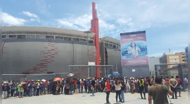 Miles de hinchas llegaron al Estadio Nacional para comprar entradas
