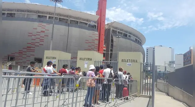 Miles de hinchas llegaron al Estadio Nacional para comprar entradas