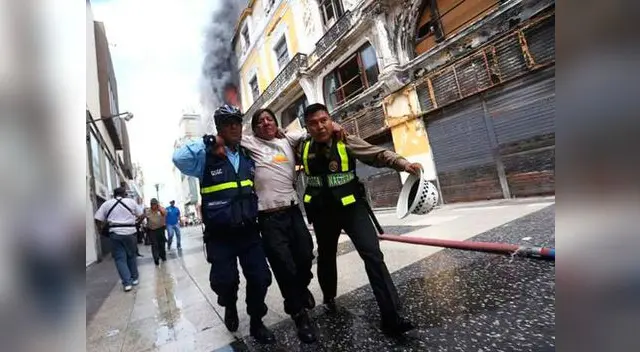 El agente policial en pleno traslado junto a un sereno de Lima El agente policial en pleno traslado junto a un sereno de Lima