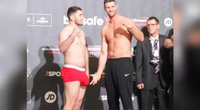 El experimentado luchador siguió la broma y casi le toca la zona íntima El experimentado luchador siguió la broma y casi le toca la zona íntima