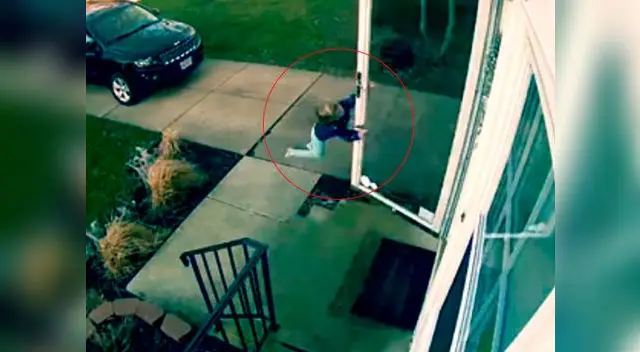 Una niña vuela por los aires