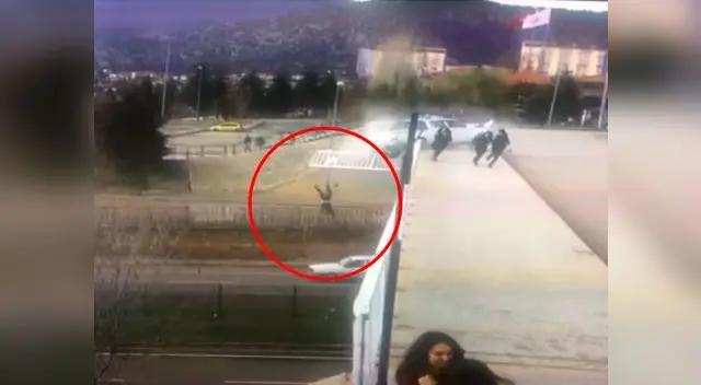 Joven fue atropellado, cayó por un puente y luego un auto lo arrolló Joven fue atropellado, cayó por un puente y luego un auto lo arrolló