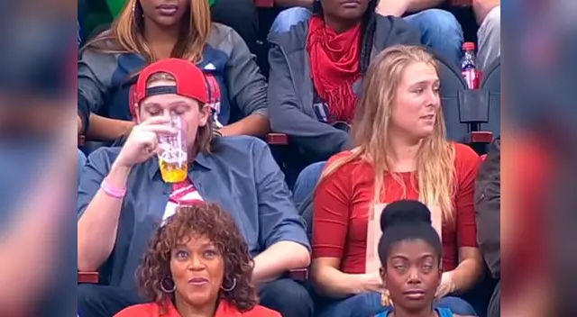 Mujer se venga de su novio que prefirió tomar cerveza antes que besarla Mujer se venga de su novio que prefirió tomar cerveza antes que besarla