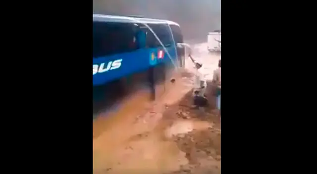Bus interprovincial quedó atrapado por un huaico en la región Piura y sus pasajeros saltan por la ventana