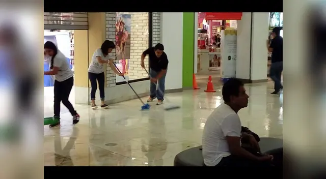 Facebook muestra cuando el agua levanta el piso del centro comercial Open Plaza en Piura Facebook muestra cuando el agua levanta el piso del centro comercial Open Plaza en Piura