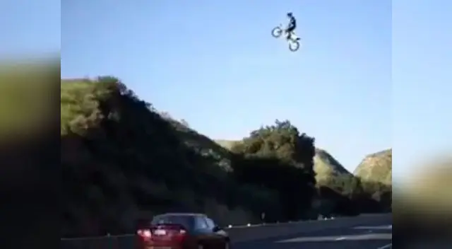 Motociclista realizó peligroso acto en autopista Motociclista realizó peligroso acto en autopista